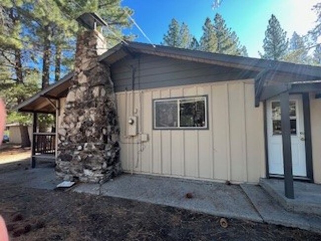 Building Photo - One level cabin in a quiet neighborhood