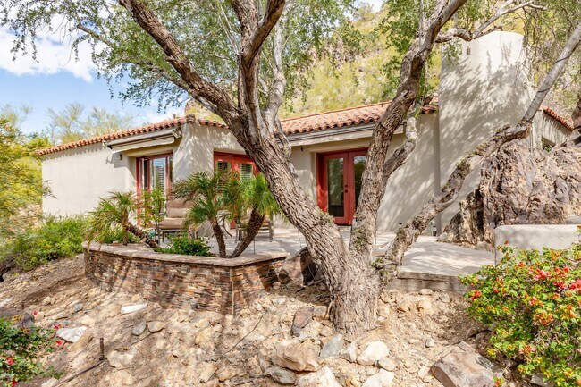 Building Photo - 7421 N Las Brisas Ln