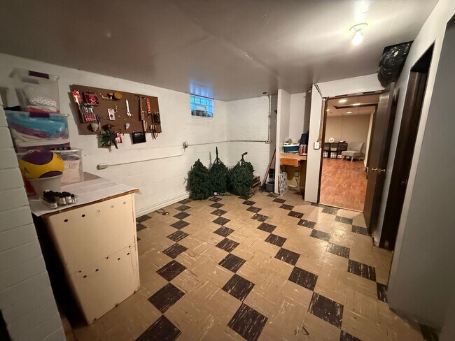 Building Photo - Beautiful 4 bed 2.5 Bath Bloomington SF Ho...