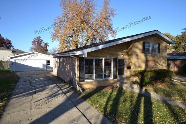 Building Photo - 2205 Tamarack Dr