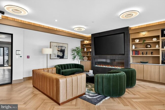 Building Photo - 811 S Columbus St