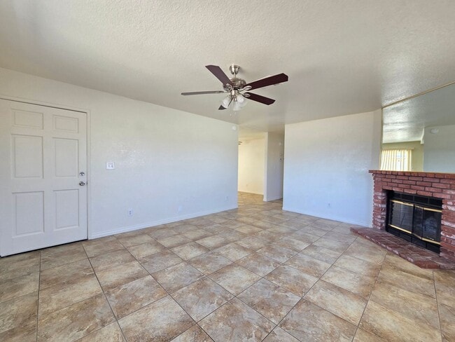 Building Photo - For Rent in California City – 3 Bed / 2 Ba...