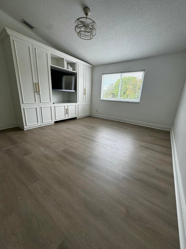 Building Photo - 10530 Lake Vista Cir