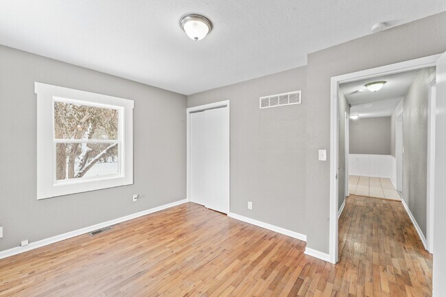 Building Photo - 2 Bedroom Home with Spacious Fenced In Yard!  1st Month's Rent is Free!*