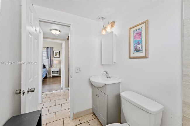 Building Photo - 1127 NE 5th Ave