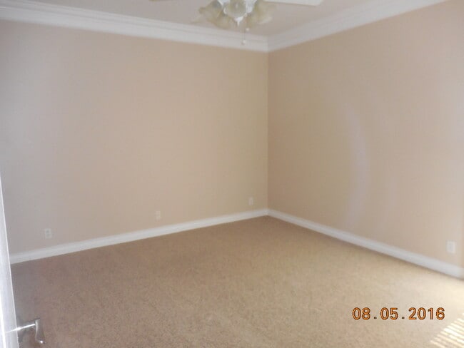 Building Photo - Lage 3 Bedroom  2 1/2 Bath Pet Friendly Home For Rent