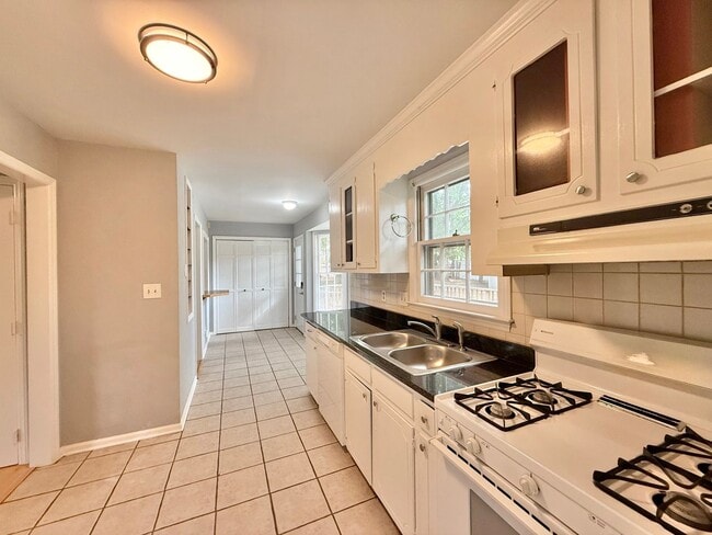 Building Photo - Charming 3BD, 2.5BA North Raleigh Home wit...