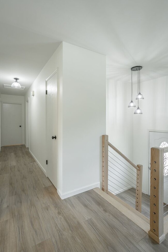 Building Photo - Spacious House in Hixson