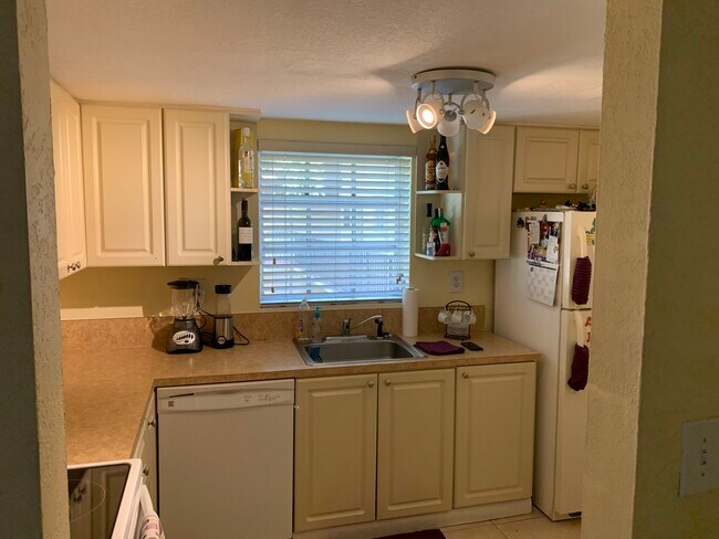 Building Photo - 8650 SW 109th Ave