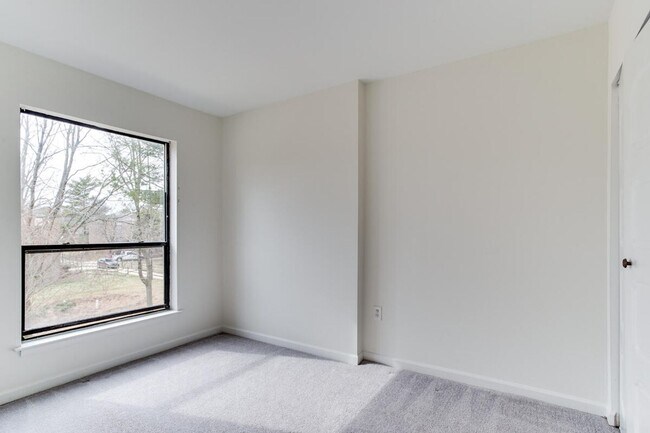 Building Photo - 2 Bedroom condo with Den in Annapolis