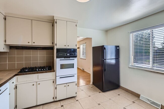 Primary Photo - Evolve Real Estate: Charming 2 Beds/1 Bath...