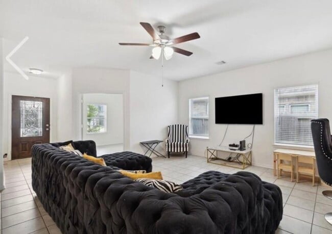 Building Photo - 8711 Willet St