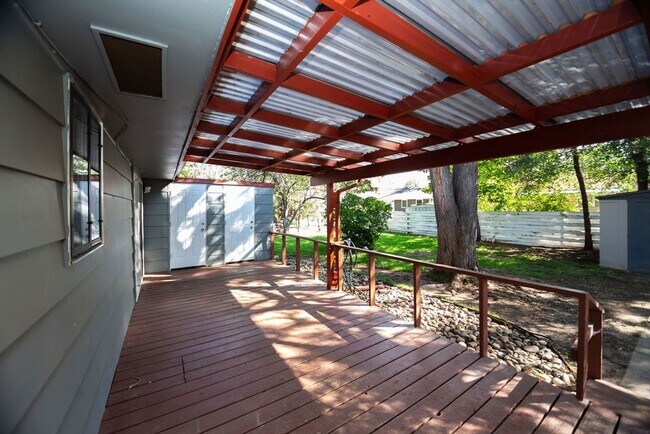 Building Photo - Charming 4 Bedroom, 1.75 Bath Brick Ranch Near Old Town!