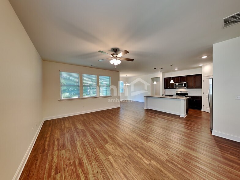 Building Photo - 513 Slew Dr