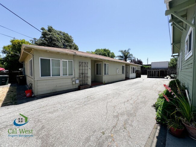 Primary Photo - $2,595 - Darling 2 Bedroom 1 Bathroom Dupl...