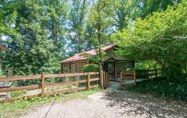 Building Photo - Laurel Park log home 3 bedroom 3 bathroom home.