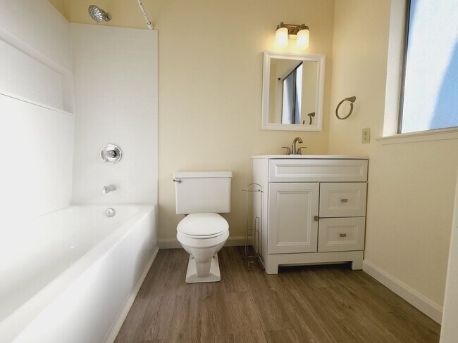 Building Photo - Fair Oaks halfplex - Available Now!