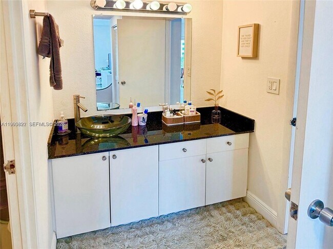 Building Photo - 500 Bayview Dr