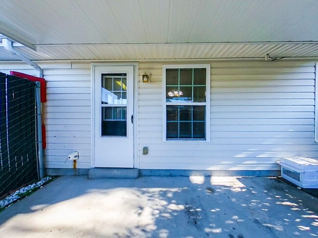 Building Photo - Two Bedroom End Unit Townhome in Evans!