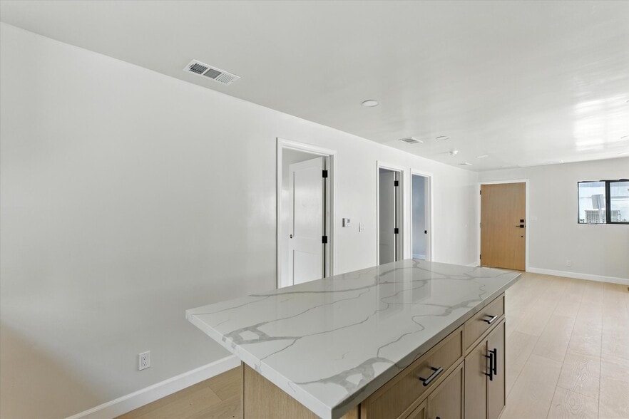 Building Photo - 1170 N Wilton Pl