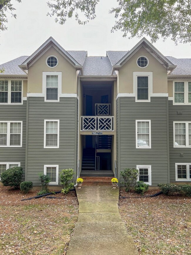 Building Photo - Amenity rich water front condo ready for move in!