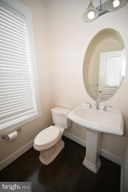 Building Photo - 2413 Glenallan Ave