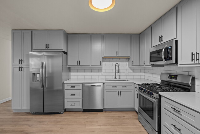 Building Photo - 2410 Bruno Ave