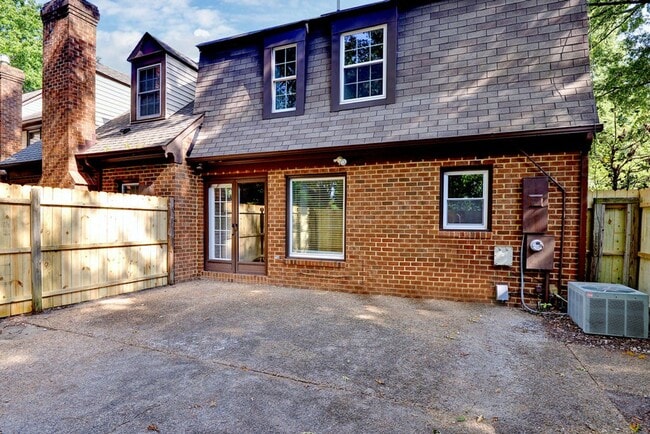 Building Photo - Spacious End-Unit Townhome