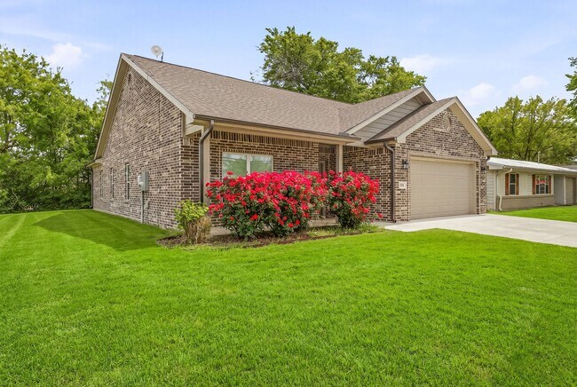 Building Photo - 191 Davis Ave