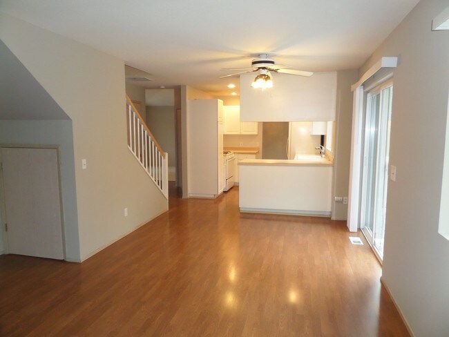 Building Photo - Large 3-Bedroom House w/New Carpet in Grea...