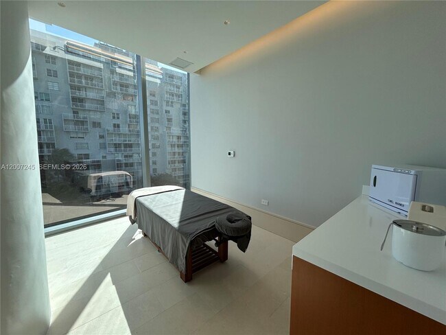 Building Photo - 175 SE 25th Rd