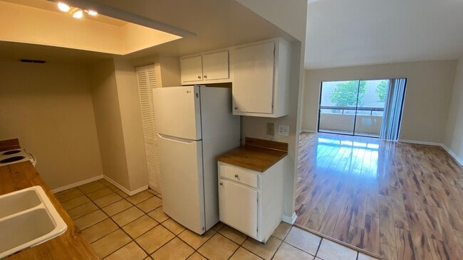 Building Photo - Two Bedroom, Two Bath in Orlando - Priced ...