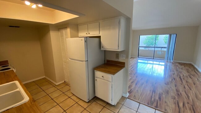 Building Photo - Two Bedroom, Two Bath in Orlando - Priced to Rent!