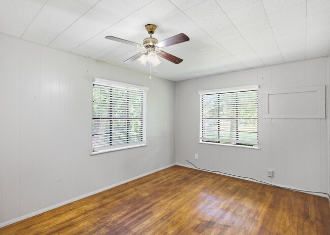 Building Photo - "Charming 2-Bedroom Retreat with Full Bath in the Heart of Castroville!"