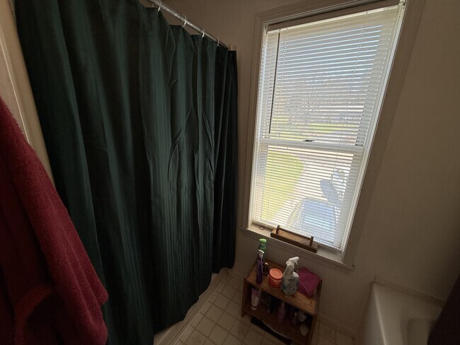 Building Photo - 160 Westview Ln