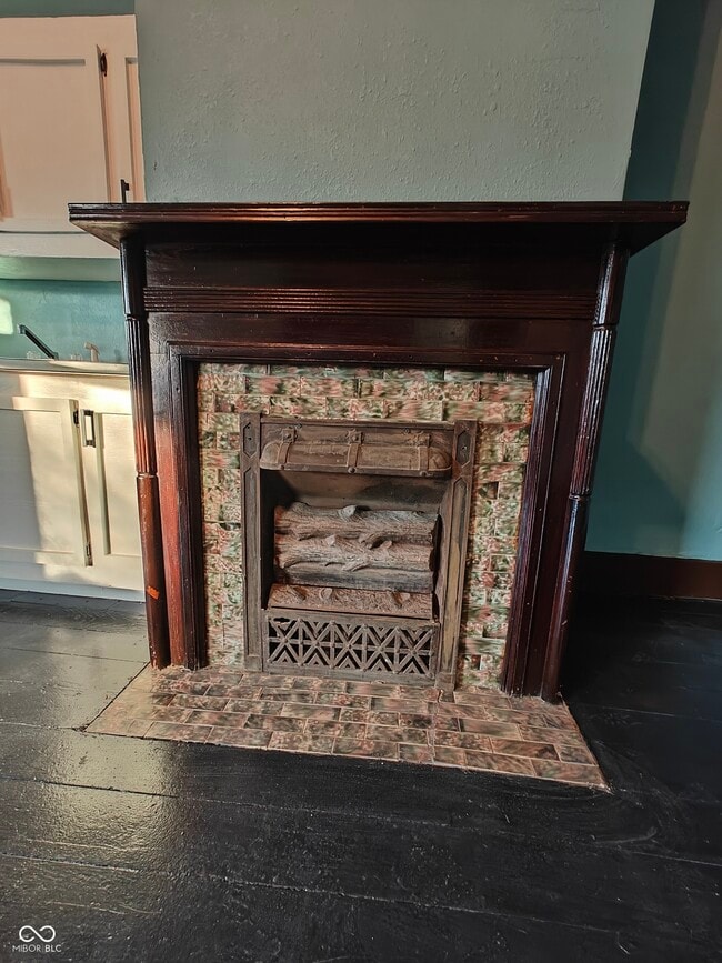 Building Photo - 392 W Broadway St