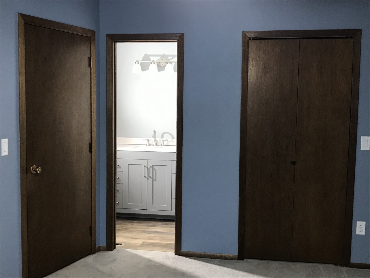 Mail level bath entrance from master bedroom - 1A Golden Oak Dr