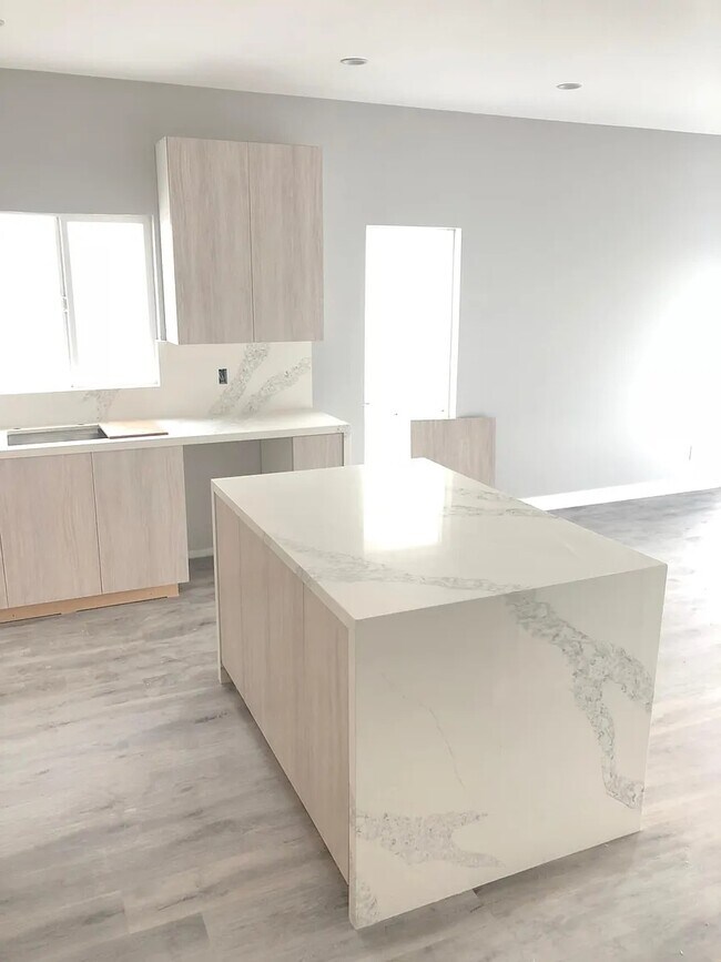 Building Photo - 1348 Carmona Ave