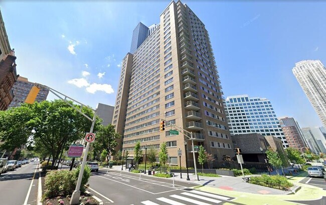 Building Photo - 100 Montgomery St