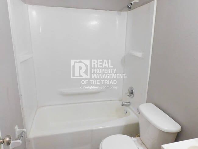Building Photo - 3 bed/1.5 bath Bungalow in the Heart of Hi...
