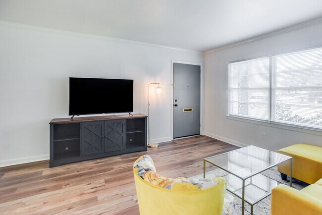 Building Photo - Charming Apt near Savannah's Historic Dist...
