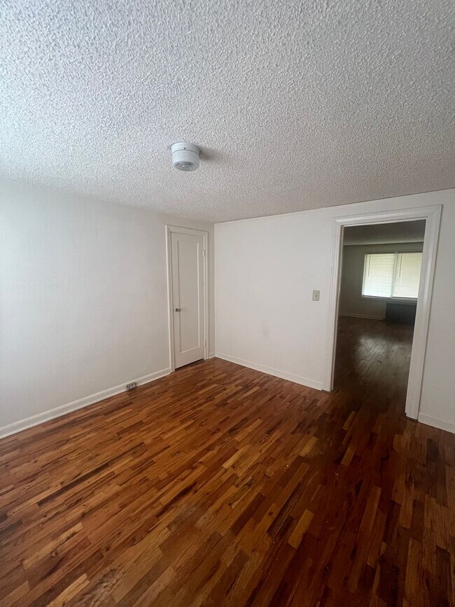 Building Photo - DwyW