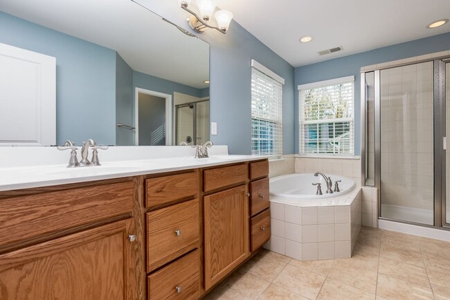 Building Photo - Spacious Home in Williamsburg - WASHINGTON RIDGE