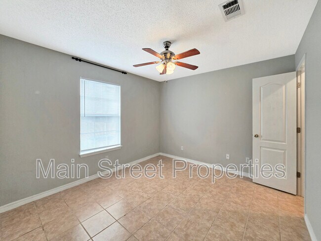 Building Photo - 3359 Green Briar Cir