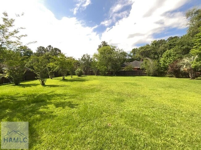 Building Photo - 380 Tremain Dr