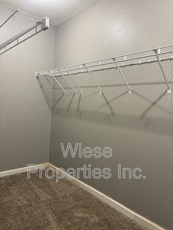 Building Photo - 1113 Grooms