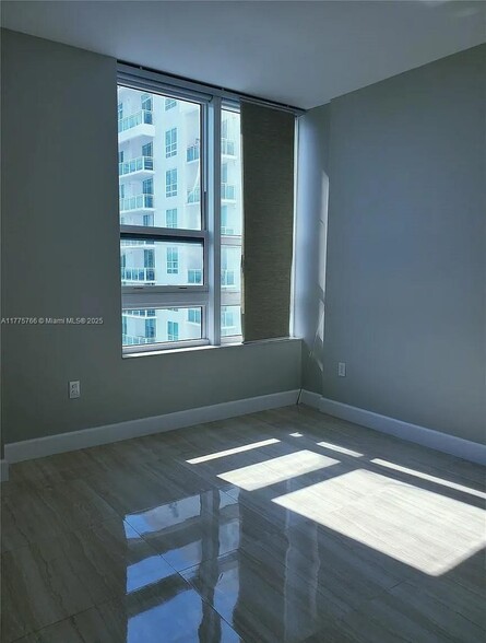 Building Photo - 950 Brickell Bay Dr