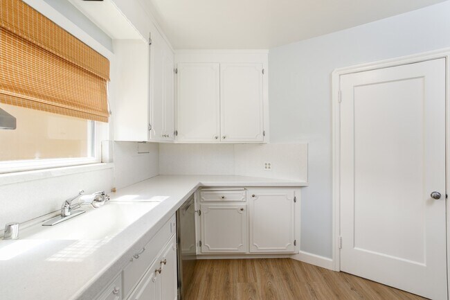 Building Photo - 818 Collier Dr