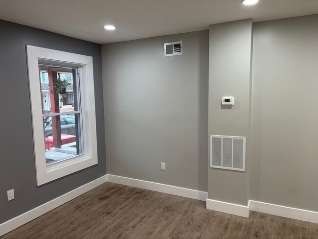 Building Photo - This Beautifully Fully Remolded 2 Bed 1 Full Bath Townhome in Stowe is Now Available