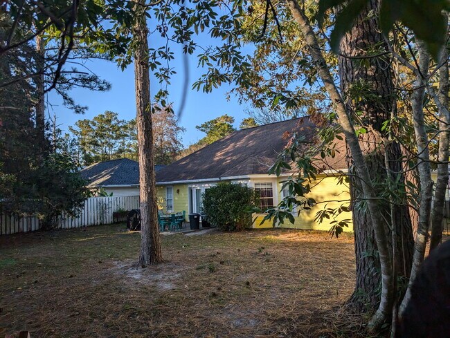 Building Photo - 11 Court 8 NW Dr